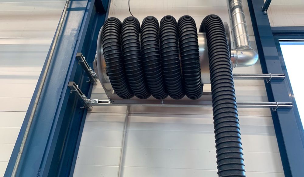 Enrouleur d'extraction de gaz d'échappement fixé sur structure métallique IPN du bâtiment -WORKY