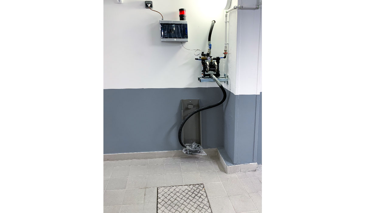 Pompe à membrane pour aspiration des fluides et système de contrôle du niveau de cuves